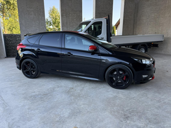 Ford Focus ST-Line Red Black